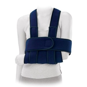 Utilizzo come immobilizzatore per spalla o sostegno per il braccio. La posizione della cinghia lascia il collo libero ed evita sforzi cervicali.