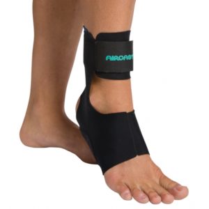 I pazienti con maggiore dolore fascite plantare avranno sollievo più veloce con Aircast AirHeel. AirHeel è realizzata in tessuto leggero e traspirante ed è semplice da applicare; scivola su come un calzino e va regolata la misura con una chiusura velcrata.