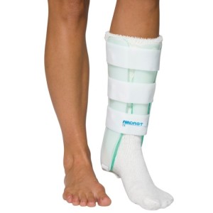 Dotata di 2 valve semirigide allungate per accogliere i malleoli e la tibia. Il sistema esclusivo Aircast a celle d’aria, semplifica l’applicazione, migliora la micro-circolazione favorendo la riduzione dell’edema e dei tempi di recupero della funzione articolare dopo distorsioni.