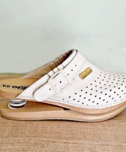 OFFERTISSIMA DA NON PERDERE ZOCCOLO IN LEGNO MODELLATO DOTATO DI MOLLONE AMMORTIZZANTE AL TALLONE. TOMAIA TRAFORATA OTTIMO PER RIDURRE LA STANCHEZZA IN ORTOSTASI E  PER CAMMINARE COMODAMENTE UTILIZZABILE CON O SENZA CINTURINO REGOLABILE PRODOTTO IN ITALIA CON MATERIALI CERTIFICATI