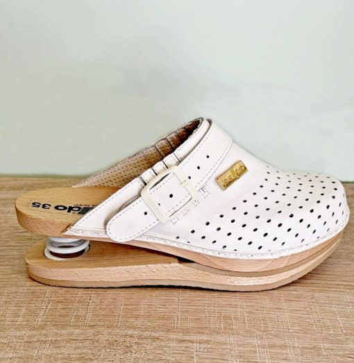 OFFERTISSIMA DA NON PERDERE ZOCCOLO IN LEGNO MODELLATO DOTATO DI MOLLONE AMMORTIZZANTE AL TALLONE. TOMAIA TRAFORATA OTTIMO PER RIDURRE LA STANCHEZZA IN ORTOSTASI E  PER CAMMINARE COMODAMENTE UTILIZZABILE CON O SENZA CINTURINO REGOLABILE PRODOTTO IN ITALIA CON MATERIALI CERTIFICATI