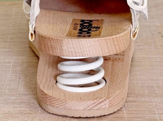 OFFERTISSIMA DA NON PERDERE ZOCCOLO IN LEGNO MODELLATO DOTATO DI MOLLONE AMMORTIZZANTE AL TALLONE. TOMAIA TRAFORATA OTTIMO PER RIDURRE LA STANCHEZZA IN ORTOSTASI E  PER CAMMINARE COMODAMENTE UTILIZZABILE CON O SENZA CINTURINO REGOLABILE PRODOTTO IN ITALIA CON MATERIALI CERTIFICATI