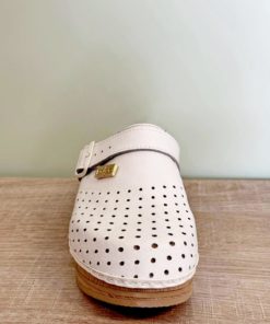 OFFERTISSIMA DA NON PERDERE ZOCCOLO IN LEGNO MODELLATO DOTATO DI MOLLONE AMMORTIZZANTE AL TALLONE. TOMAIA TRAFORATA OTTIMO PER RIDURRE LA STANCHEZZA IN ORTOSTASI E  PER CAMMINARE COMODAMENTE UTILIZZABILE CON O SENZA CINTURINO REGOLABILE PRODOTTO IN ITALIA CON MATERIALI CERTIFICATI