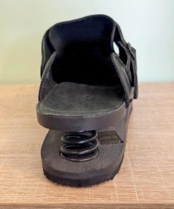 ZOCCOLO IN LEGNO MODELLATO DOTATO DI MOLLONE AMMORTIZZANTE AL TALLONE. TOMAIA CHIUSA OTTIMO PER RIDURRE LA STANCHEZZA IN ORTOSTASI E PER CAMMINARE COMODAMENTE FODERARURA CHIARA ANTISUDORE TRAFORATA E LAVABILE UTILIZZABILE CON O SENZA CINTURINO REGOLABILE