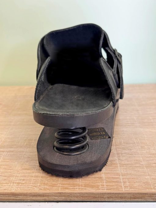 ZOCCOLO IN LEGNO MODELLATO DOTATO DI MOLLONE AMMORTIZZANTE AL TALLONE. TOMAIA CHIUSA OTTIMO PER RIDURRE LA STANCHEZZA IN ORTOSTASI E PER CAMMINARE COMODAMENTE FODERARURA CHIARA ANTISUDORE TRAFORATA E LAVABILE UTILIZZABILE CON O SENZA CINTURINO REGOLABILE