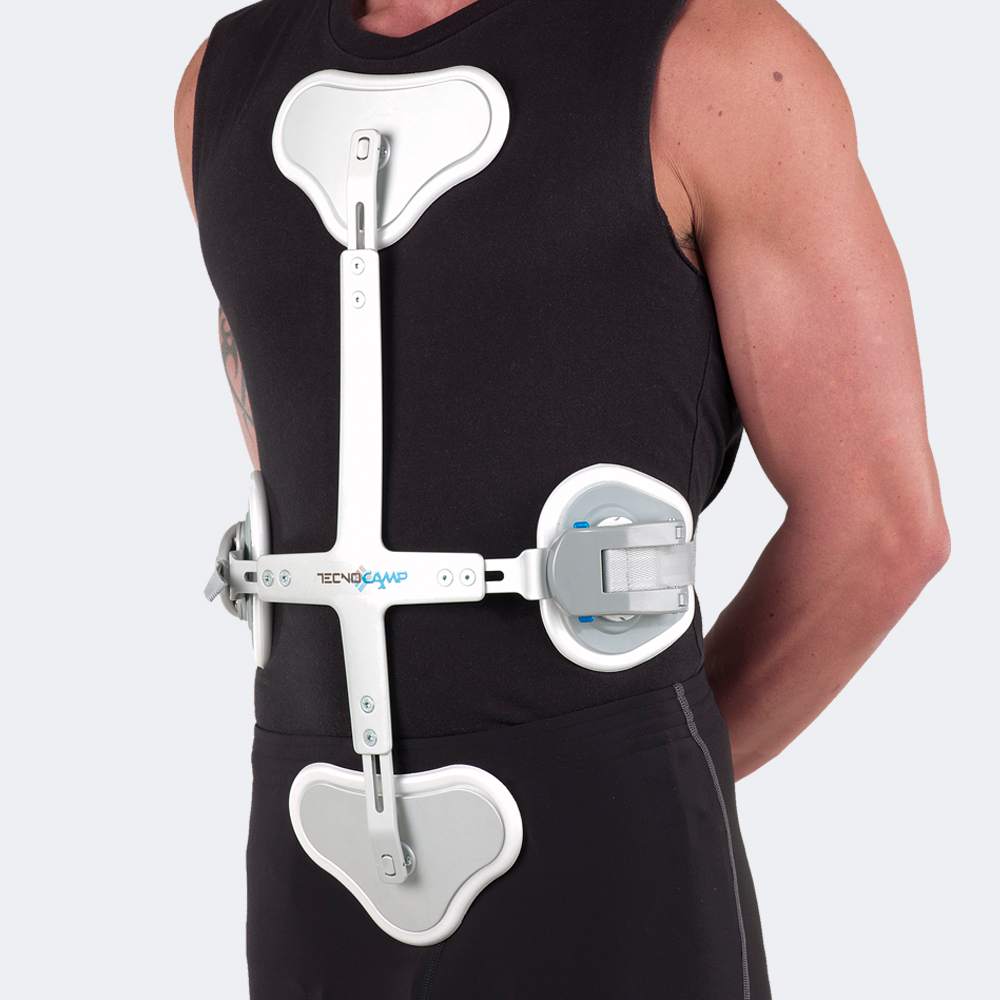 TC41 Busto iperestensore crociato a “5 punti” per stabilizzazione costante della colonna vertebrale Stabilizza la struttura della colonna vertebrale con un sistema superleggero che sfrutta i puti essenziali di immobilizzazione