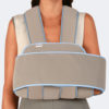 Supporto braccio con fascia immobilizzante trasversale&nbsp; bloccabile sul davanti e rimovibile secondo il bisogno Le cinghie si incrociano posteriormente distribuendo il peso del braccio su entrambe le spalle