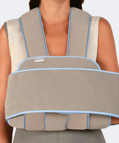 Supporto braccio con fascia immobilizzante trasversale&nbsp; bloccabile sul davanti e rimovibile secondo il bisogno Le cinghie si incrociano posteriormente distribuendo il peso del braccio su entrambe le spalle